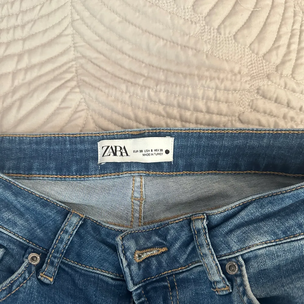 Mörkblåa bootcut jeans från zara, storlek 38💕. Jeans & Byxor.