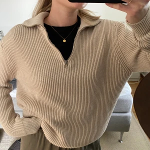 Zip up tröja  - Stickad tröja från herravd för en Oversized fit. 