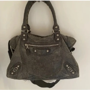 Balenciaga city bag - Min balenciaga city bag, köptes 2020 för 11 000 och kommit till användning! 💓 till en början beige men skickades på omfärgning till grå. Färgen har börjat spricka men går att färga om/tillbaka💓 sliten därav priset! Även ett litet hål vid högra kanten