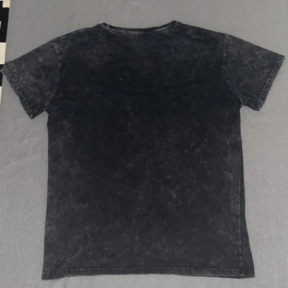 Y2k tröja med coolt och detaljerat tryck på framsidan, Tröjan är fortfarande i topp kvalitet, 69,5 cm lång o 54,5 cm bredd. T-shirts.