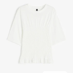 Topp ifrån hm! - Säljer min jättefina, slutsålda smockad topp ifrån hm i jättebra skick, då jag tänkt köpa en annan liknande!🥰använd 4ggr! Bud ligger på 310kr!