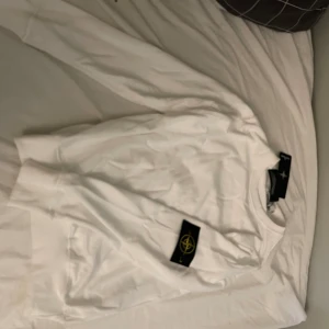 Stone island sweatshirt  - Stone island sweatshirt oandvänd med tags kvar. Säljer billigt pga inget äktehetsbevis  Stoneisland påse följer med. Pris  500 kan gå ner i pris vid snabb affär 