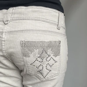 Fina jeans  - Ett par fina lågmidjade med silver detaljer :)💕