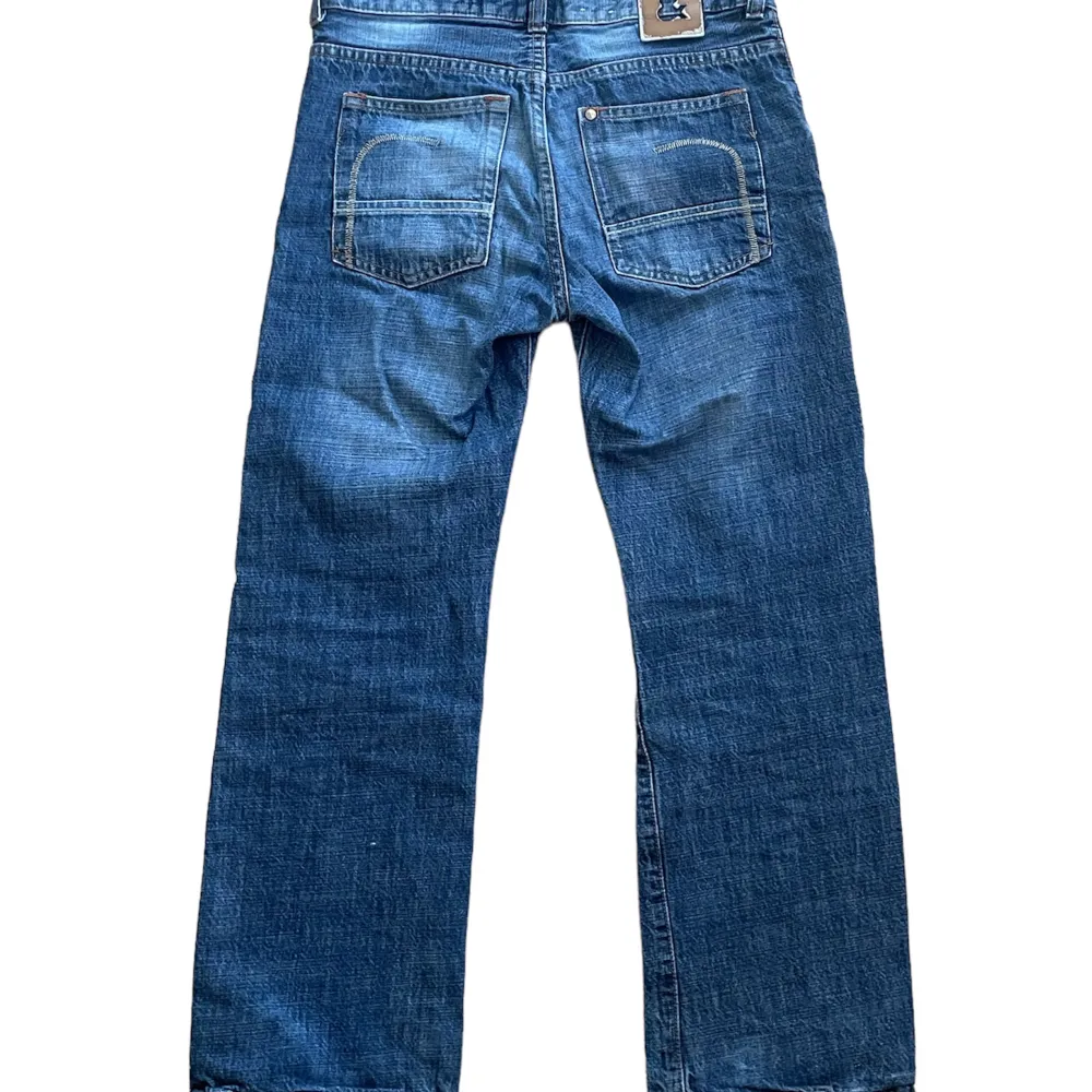 ett par feta jeans som säljs för 100kr.  Storlek: XS i herr. Mått: 36cm i bredd och 87cm i längd.. Jeans & Byxor.