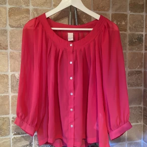 Blus  - Festlig rosa blus med snygga ballongärmar 