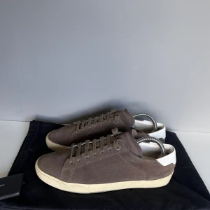 Saint Laurent skor - Säljer ett par snygga saint Laurent skor i storlek 41, cond 8,5/10 inga synliga defekter. Kommer med dustbag och booklet 