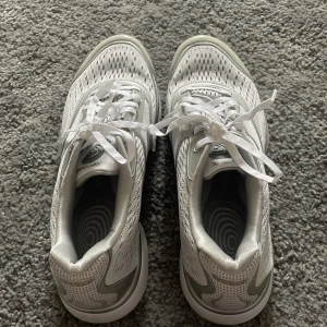 löparskor - supersnygga och sköna löparskor, väldigt bra skick. I storlek 38, köpta för runt 1000 kr säljer för 350, pris kan diskuteras 