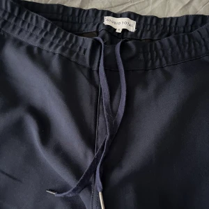 Mörkblå kostymbyxor herr - Mörkblå kostymbyxor från Studio Total, storlek medium. Mycket fint skick, oanvända. Säljes för 200 kr👖