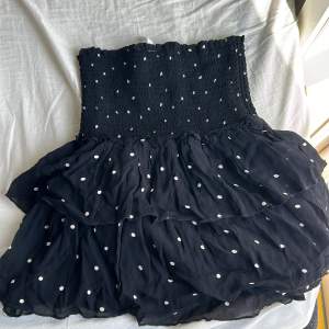 Super fin svart/prickig kjol! Köpte den för ett tag sedan med tyvärr för liten på mig💕 Tryck på köp nu ifall du vill köpa! 💞💞