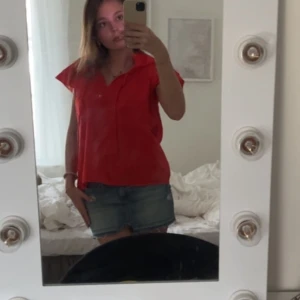 Blus - Röd blus från hm med prislapp kvar, säljer då jag aldrig anvönt den. Nypris 250 mitt pris 100❤️ finns ej att köpa längre❤️