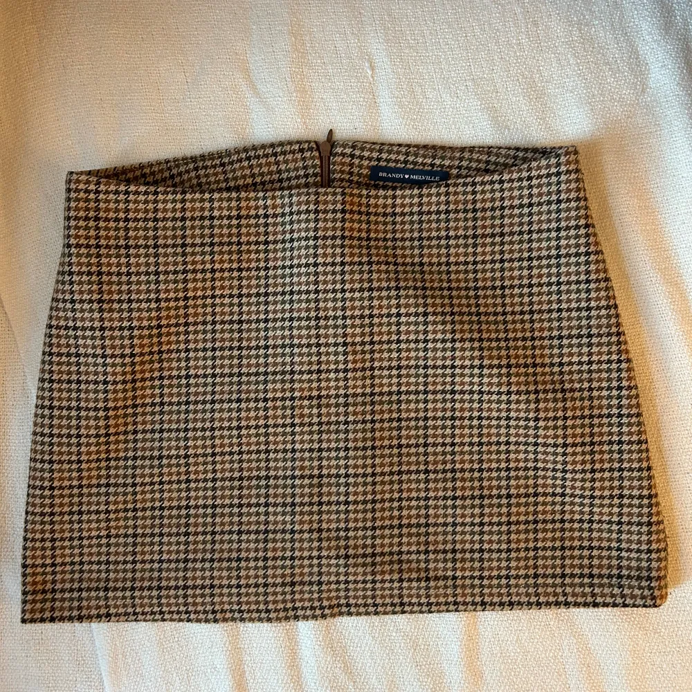säljer denna jätte söta mini skirt!! perfekt för hösten och har inga defekter alls. har använt den max 2 gånger o köpte för ungefär 300kr💕 storlek är onesize men passar xs-m! säljs inte längre på hemsidan✌️. Kjolar.