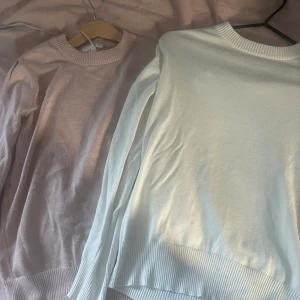 Tröjor  - Säljer dessa runan stickade tröjor för 300kr sammanlagt eller 200 kr/st. Den vita tröjan har en liten fläck (de bild 3) men de är inget man tänker på 💕