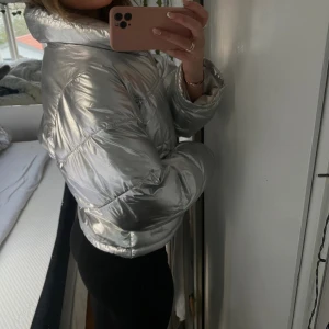 jacka - 🩶säljer min fina glansiga jacka från gina tricot🩶den trendiga jackan som inte finns att köpa längre !! använts ett fåtal gånger !! nyskick !! storlek S !!  svarar snabbt vid frågor!🫶🏼