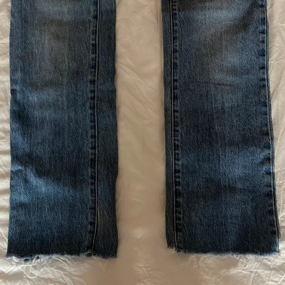 Blåa lågmidjade straight jeans från Abrand Jeans i mycket bra skick utan några defekter. Pris kan diskuteras!! Kontakta mig privat angående frågor om mått eller annat💕 Likadana jeans i en ljusare färg finns också att köpa i min profil. Nypris: 1000kr. Jeans & Byxor.