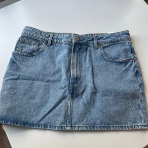 Jeanskjol  - Jeanskjol från H&M, aldrig använd! Storlek 44 men är M-L 100 + frakt 🥰