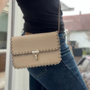 Väska från Zara - Så snygg väska köpt på Zara i Spanien. Kedjan är lite missfärgad samt lagad med en säkerhetsnål. Korthållare på insidan