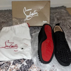 Louboutin skor - Helt fräscha Louboutin skor använt fåtal gånger. Storlek 42 men passar 43 också. Tar emot byten. Inga skador eller repor  !Box,dustbag och tygpåsar för skorna följer med!
