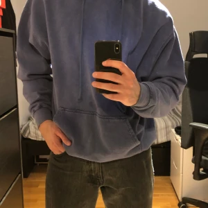 Oversized hoodie - Blå overzied hoodie i storlek S. Hoodien sitter som M/L. Väldigt bra skick, ingen defekt. Pris kan diskuteras