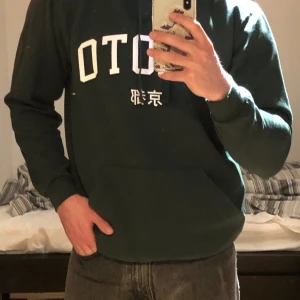 Grön hoodie med tryck - Grön hoodie med tryck i storlek M. Väldigt bra skick, ingen defekt. Pris kan diskuteras