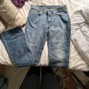 Säljer dessa skit snygga utsvängda low waist jeans som är W31 L34 vilket passar mig som har strl 40 i lågmidjade men skulle säga att det passar strl 38! 😍 är öppen för prisförslag! 