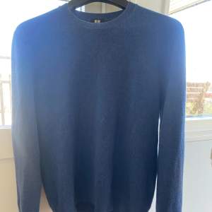 Säljer denna riktigt snygga tröja från uniqlo i en skön blå färg. Stlrk s, 100% Kashmir. Nypris 1700