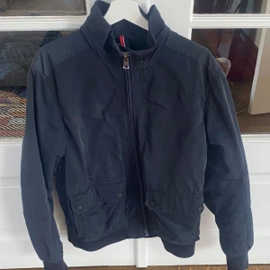 Tommy Hilfiger Jacka - Nypris: 2500 kr Mycket bra skick! Storlek: XL