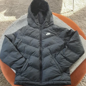 Nike jacka - Sparsamt använd nike jacka 8/10 Hör av dig om du undrar något