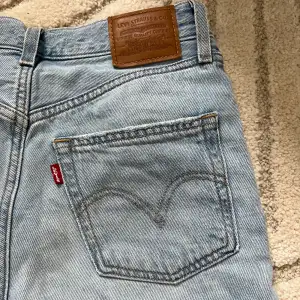 Jag säljer dessa superfina Levis jeans som är i toppenskick eftersom de inte passar mig längre!🤍Pris - 850kr + frakt som tillkommer (nypris 1350kr)   Skick - Använda ett fåtal gånger Modell - High loose Storlek - midja-25 längd-32 Ni hittar mig i DM🤍