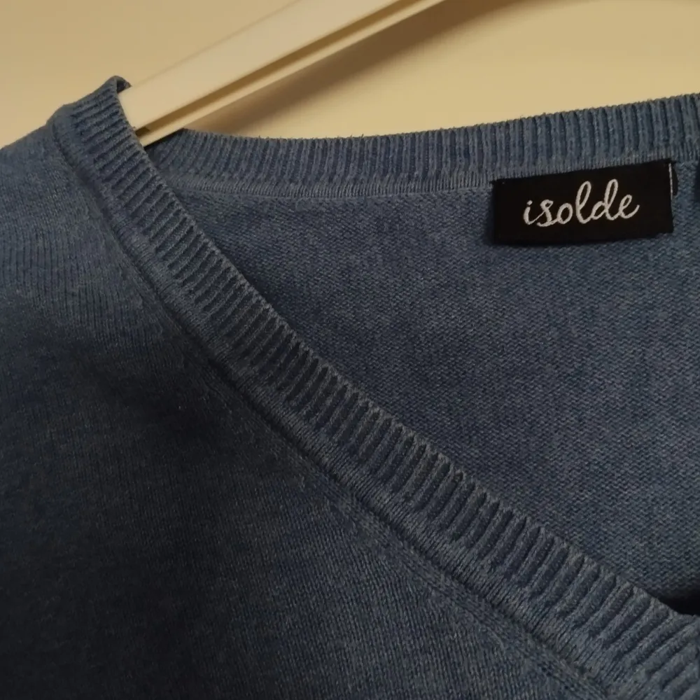 En blå fin-stickad tröja från Isolde. I fint skick 😊. Strl XL men sitter som en S/M. Tröjor & Koftor.