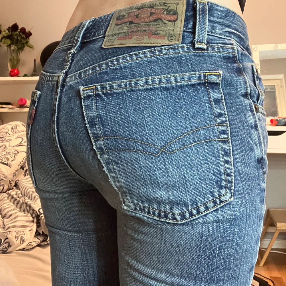 Assnygga blå jeans som tyvärr blivit för små. Jag är 161cm lång och de är perfekta i längden. Köpte utomlands för 650kr och har inte sett att fler sådana här jeans säljs längre🤗Nästan aldrig använt.  Pris är jag öppen att förhandla om☺️. Jeans & Byxor.