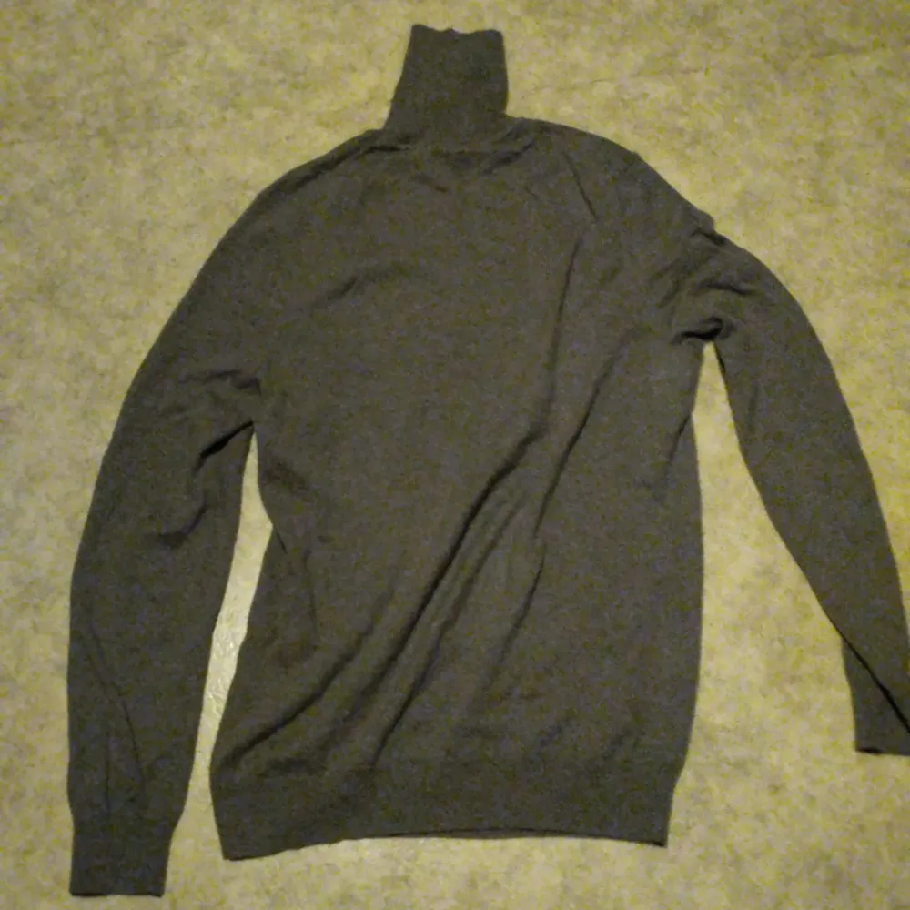 Säljer denna tröjan för den har blivit för liten och används aldrig, skicket på den är 10/10. Tröjor & Koftor.