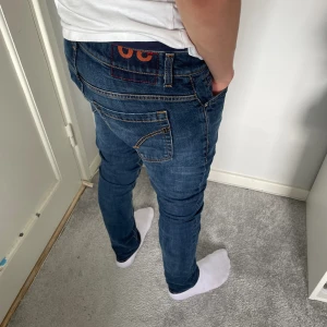 Dondup George - Hej! Säljer nu dessa sjukt snygga dondup jeans som är perfekta till våren och sommaren | Sjukt eftertraktad modell i nyskick! | Storlek 30 | Skick: 10/10 | Ny pris: 3600 kr, Säljs för 999kr