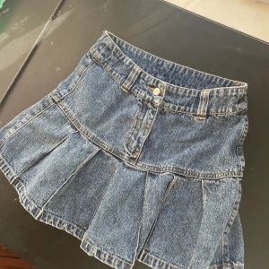 Jeans kjol med volang  - Säljer denna super söta jeans kjolen med volang med till köptes hör på plock men var för liten☺️☺️☺️