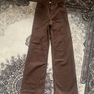 Byxor - Säljer bruna byxor, sitter som jeans med knapp. Köpta från H&M för 200 kr, säljs nu för 100 kr eller enligt överenskommelse. Använda en gång och tvättade. Storlek 32-34. Perfekta för en bekväm och stilfull vardagslook!❤️