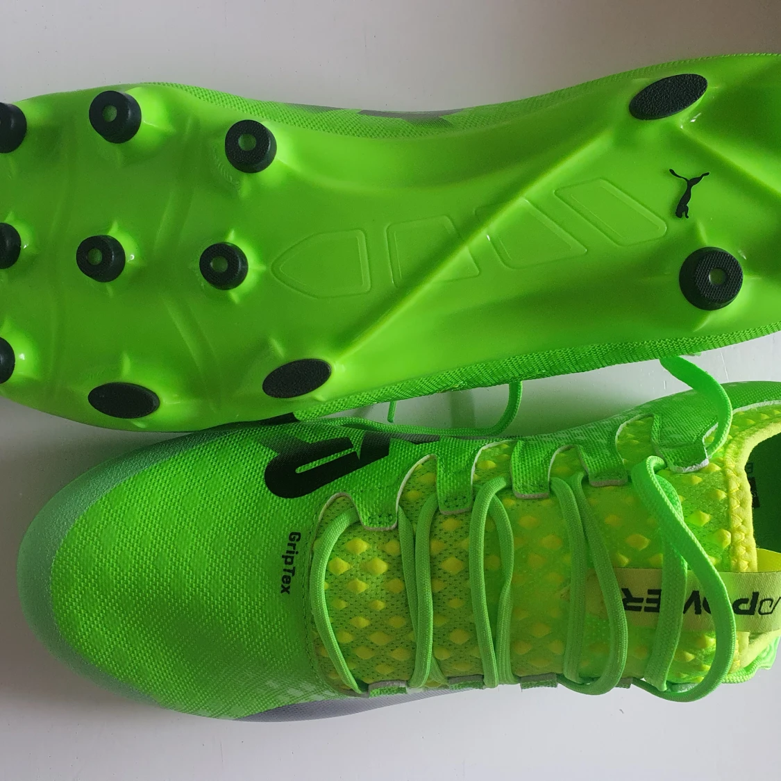 Oanvända PUMA fotbollsskor  - 91