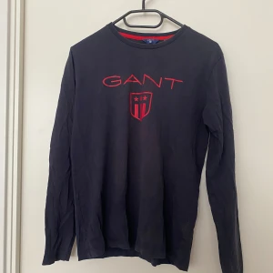 GANT Tröja  - En långärmad t-shirt från GANT i storlek 170. En barnstolen men ungefär som xs/s.