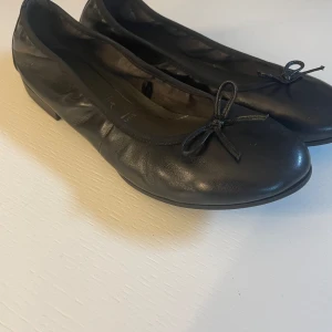 Ballerinaskor  - Superfina ballerinaskor från Tamaris. Aldrig använda!