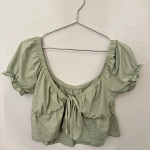 Grön topp med knytning - säljer denna super söta gröna toppen med en knytning i mitten, inga defekter!