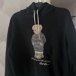 Polo bear hoodie - Jag säljer en Polo Ralph lauren bear hoodie, i storlek L men går även att använda som M.  Den används ej längre men bra skick 🫶🏽