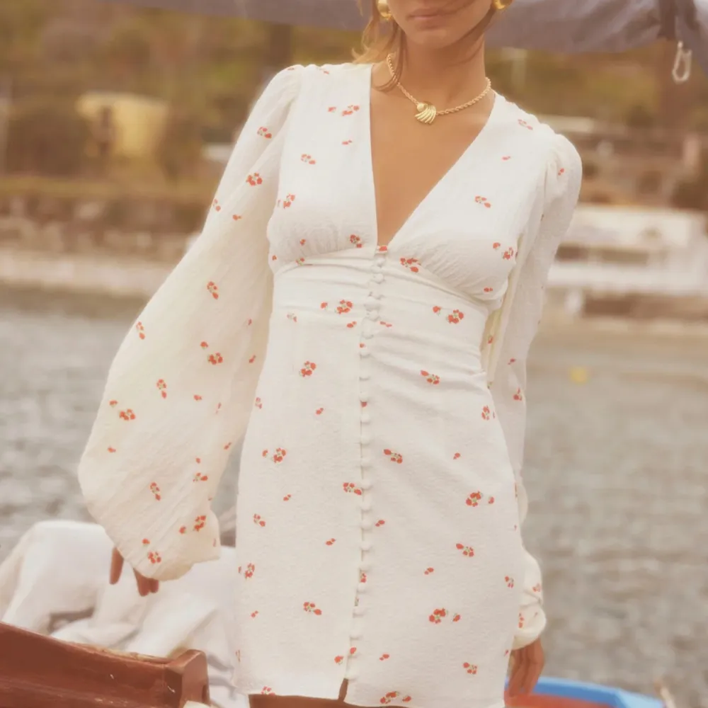 Säljer denna otroliga sommarklänning ”Florence dress” från Adoore i storlek 36, säljer pga använder ej tillräckligt! Använd endast 3 gånger, säljer för minst 1200kr. Klänningar.