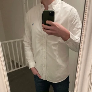 Ralph Lauren Skjorta - Riktigt snygg skjorta, perfa för sommaren! DMa för frågor eller mer funderingar!