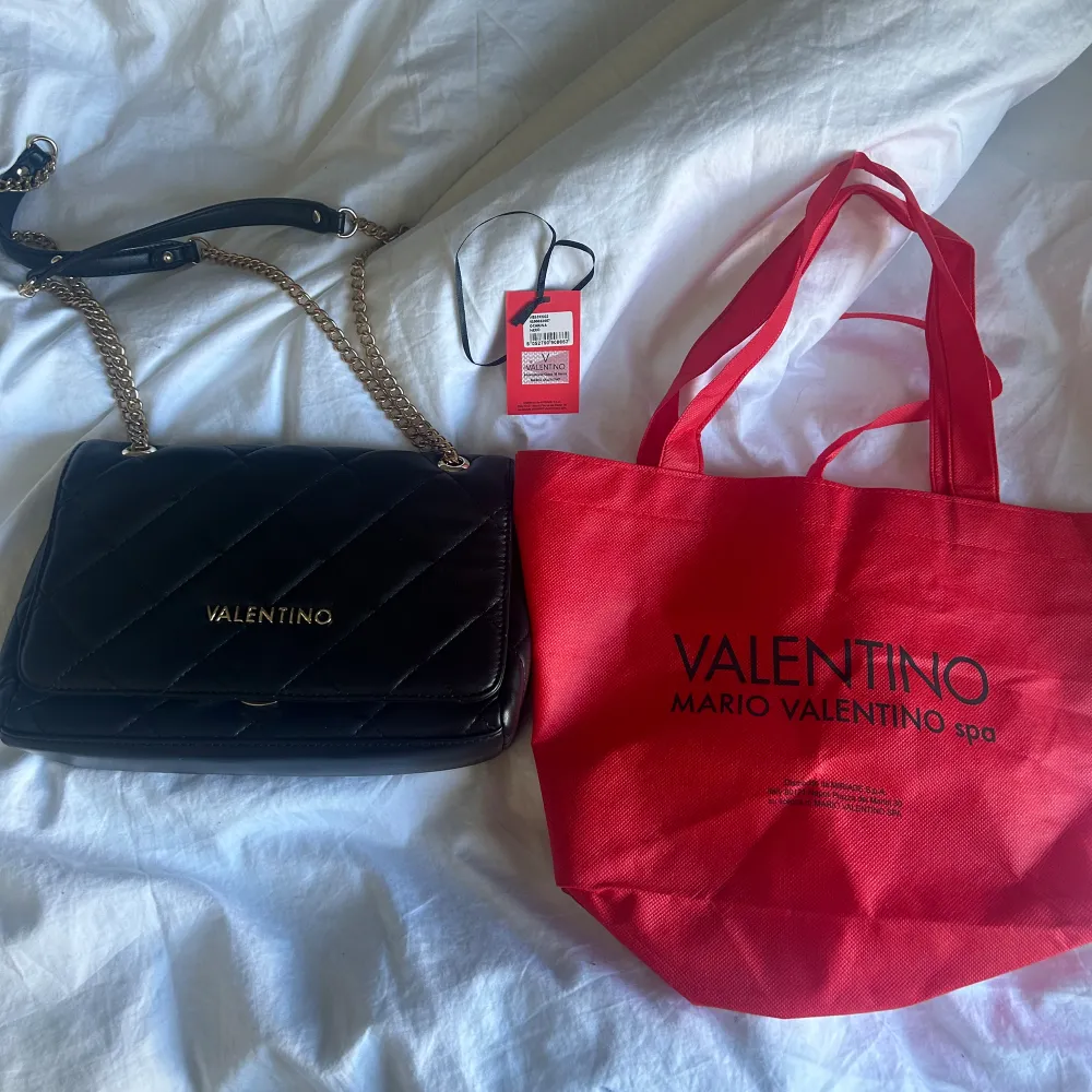 Säljer min valentino väska då den inte kommer till användning längre💓ord pris 1545kr💓kom privat för fler bilder eller om du har några frågor💓. Väskor.