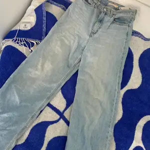 Högmidjade Levi’s jeans med lös passform. Inköpta nya och använda några gånger. 