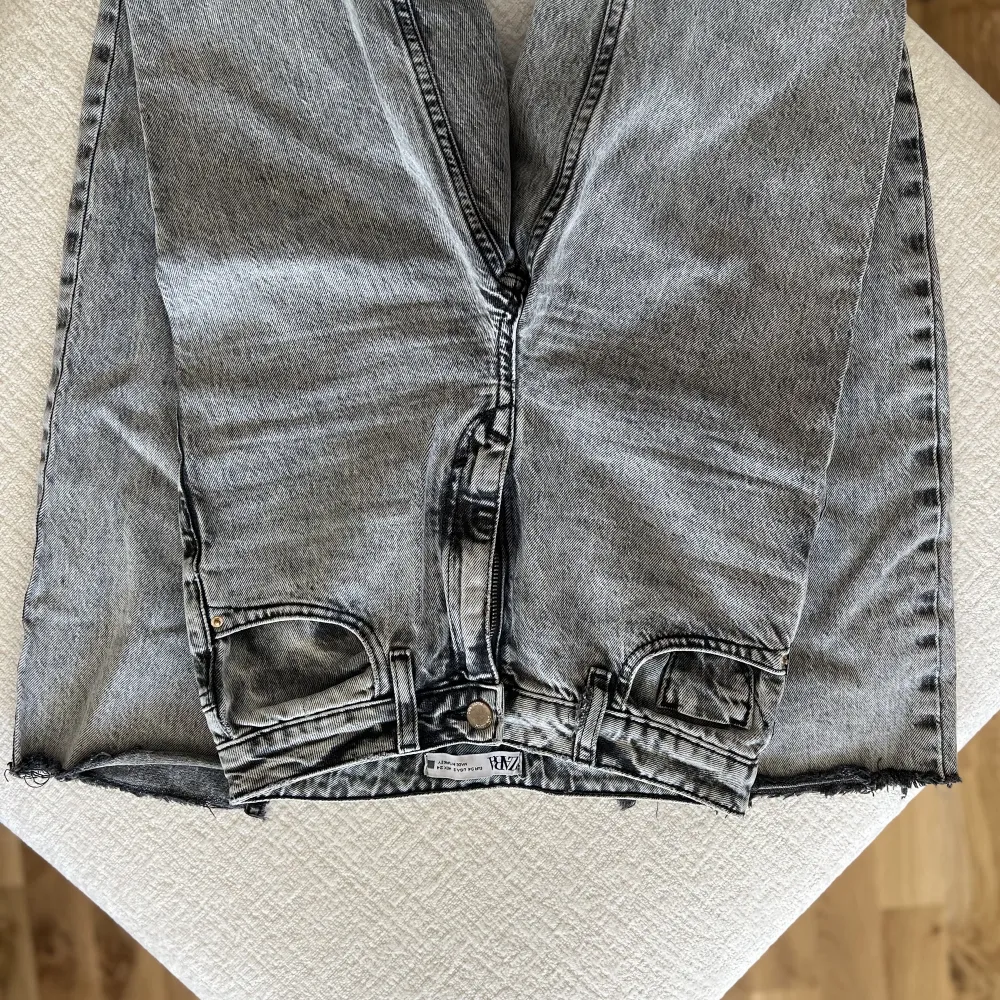 Bootcut jeans med slit nertill  Från zara. Jeans & Byxor.