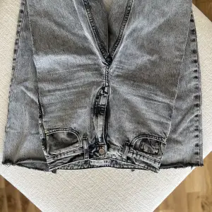 Bootcut jeans med slit nertill  Från zara