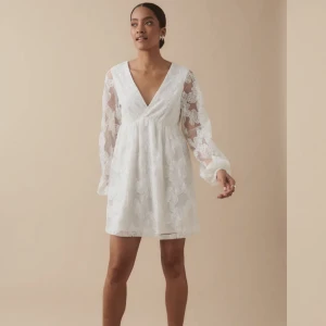 Studentklänning - Säljer denna superfina studentklänningen från Gina. Oanvänd med lappen kvar! Storlek M. Köpt för 799 men säljer för 450🌷 Hör av dig för fler bilder!