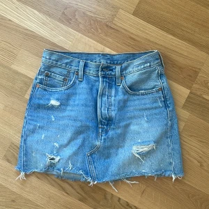 Levis jeanskjol - Kjolen är i bra skick! Storlek 25 i midjan.
