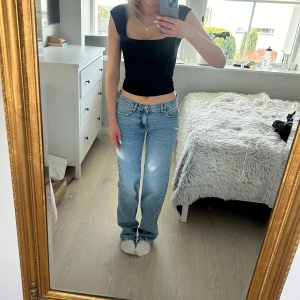 Lågmidjade jeans - ’Low straight jeans’ från Gina Tricot i blått. Super snygga och i nyskick men kommer ej till användning för att de är för stora, storlek 34. Köpte för 500kr, säljer för 300kr 💗