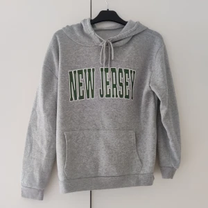 Grå Hoodie  - En grå hoodie med text på. Supermysigt och mjukt material🤍