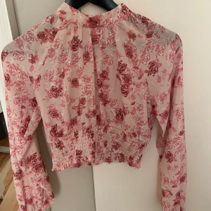 Blommig blus - Blommig blus från NA-KD i fint skick. Storlek S/36